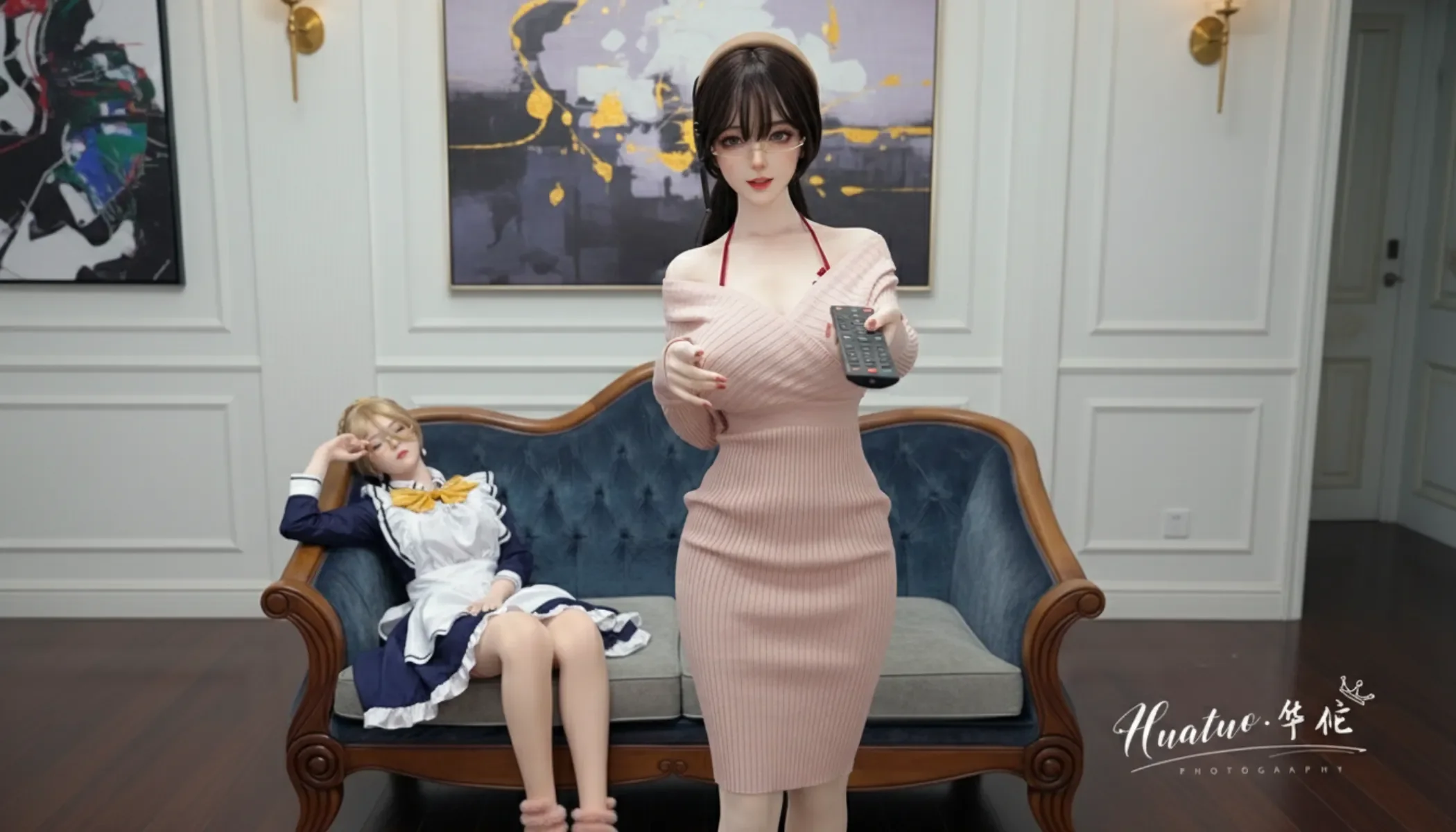 伴侣拿着遥控器，女仆瘫坐在沙发上，脸上露出得逞的坏笑